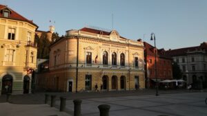 Slovenska Filharmonija Ljubljana im Sonnenuntergang