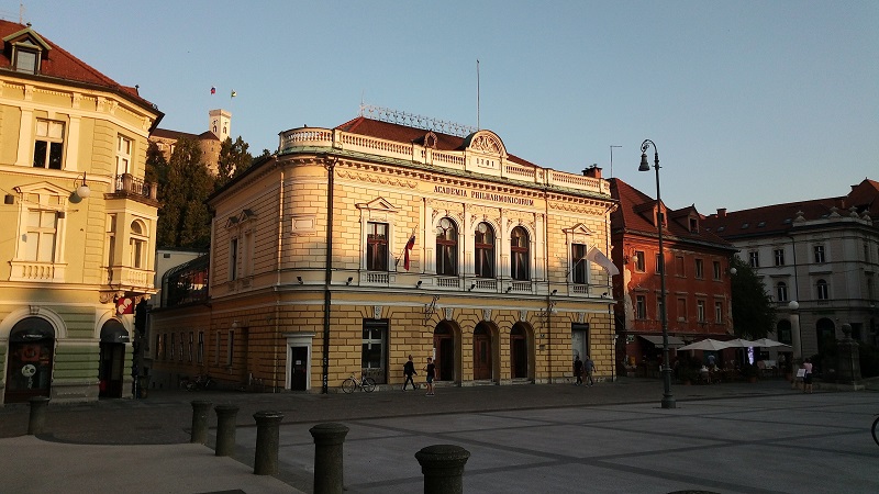 Slovenska Filharmonija Ljubljana im Sonnenuntergang